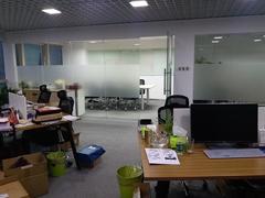 大中华国际交易广场 户型方正 中间楼层 红本在手 诚卖 随时可以看房